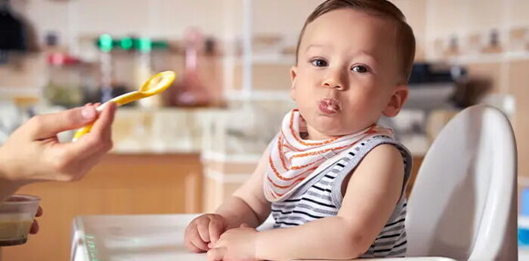 Conoce el desarrollo de tu bebé de 11 meses. Bebé de 11 meses comiendo su alimentación complementaria