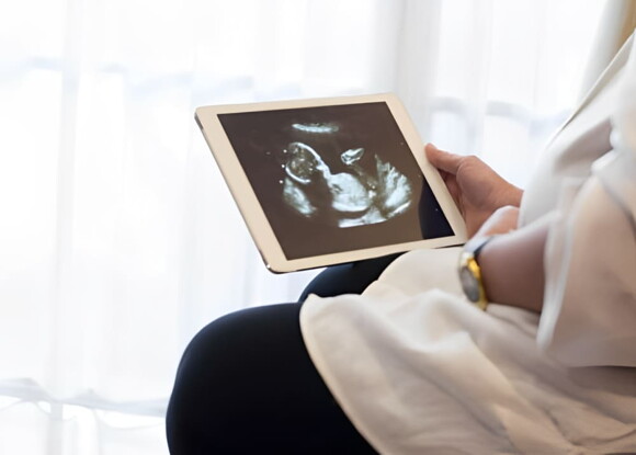 La alimentación balanceada influye en el desarrollo del bebé Mujer embarazada viendo un ultrasonido de su bebé a través de una tableta electrónica