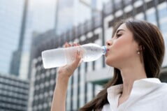 Tener hábitos saludables ayuda a tratar la anovulación mujer tomando agua