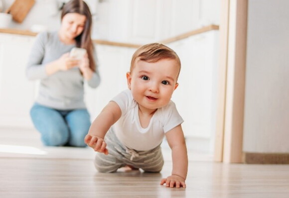 Es importante que un bebé de 6 meses gatee Bebé de 6 meses gateando