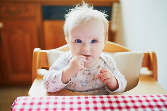 Niña comiendo galletas sola.