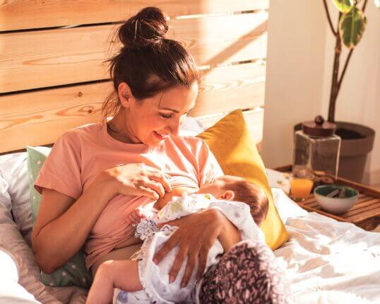 Madre amamantando su bebé Madre amamantando su bebé