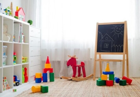 Las estrategias de aprendizaje tienen características fundamentales para el proceso de los niños. Cuarto con tablero y cubos de juego y aprendizaje.