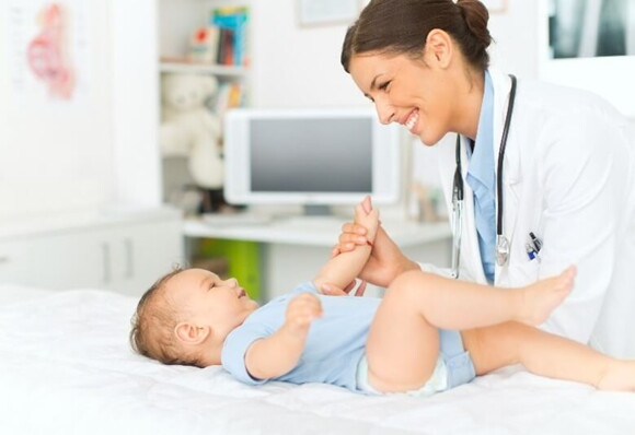 Doctora revisando al bebé