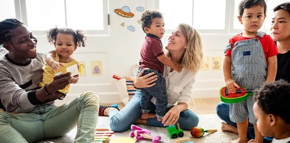 Es importante identificar el estilo de aprendizaje de tu hijo. Hijos y sus padres en el lugar de aprendizaje.