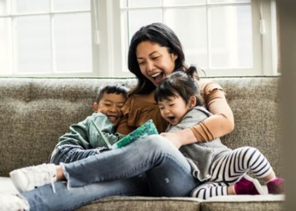 Consejos para los padres en las estrategias de aprendizaje. Niños leyendo cuentos con su mamá como estrategia de aprendizaje.