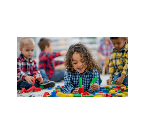 Niños jugando con juguetes