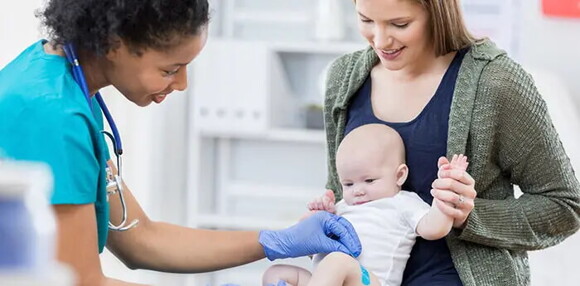El fortalecimiento del cuello es uno de los hitos más importantes. Doctora revisando a tu bebé de cinco meses.
