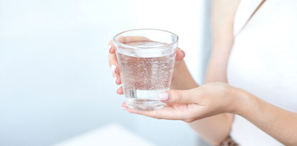 Beber agua ayuda a la recuperación postparto
