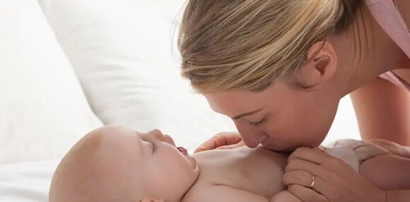El desarrollo visual y auditivo son lo más importantes enun bebé de dos meses. Mamá jugando con su bebé de dos meses.