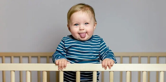 Tu bebé de 11 meses puede ponerse de pie con ayuda. Bebé de 11 meses de pie en su cuna
