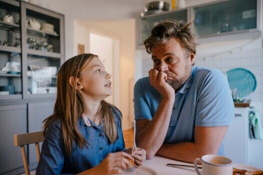 Diferentes estilos de crianza para educar a mi hijo. Papá escuchando a su hija.