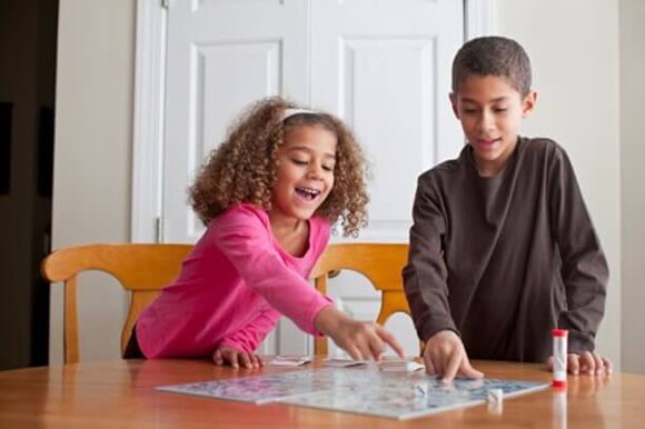 El juego es una de las estrategias de aprendizaje. Niños jugando como estrategia de aprendizaje.