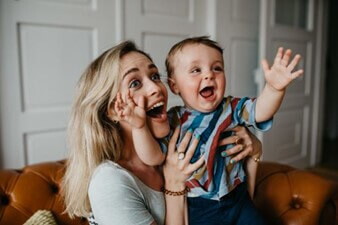 Bebé de 7 meses jugando y sonriendo con su mamá