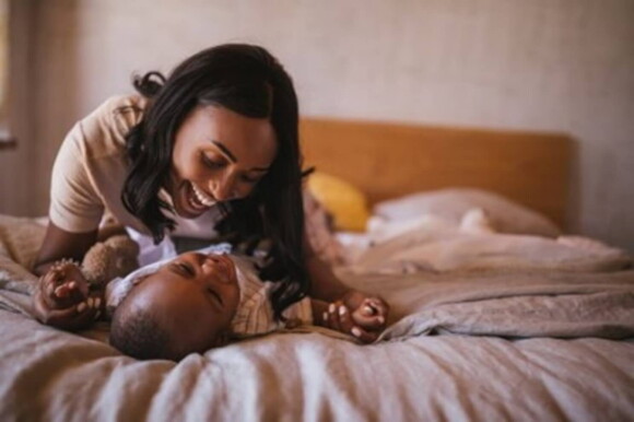 Las etapas del desarrollo psicomotor viene desde el vientre hasta la adolescencia. Mamá jugando con su hijo estimulando su desarrollo.