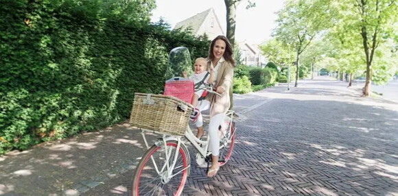 Salir con tu bebé de 11 meses a dar un paseo estimula su desarrollo. Bebé de 11 meses saliendo a dar un paseo con su mamá