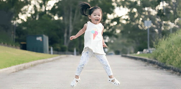 Niña saltando Niña saltando