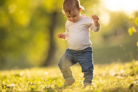 Bebé caminando solo