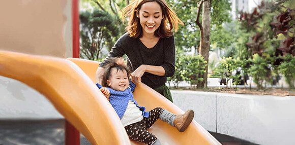 Mamá y bebé en el parque