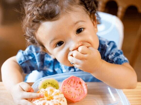 Bebé Comiendo Bebé Comiendo