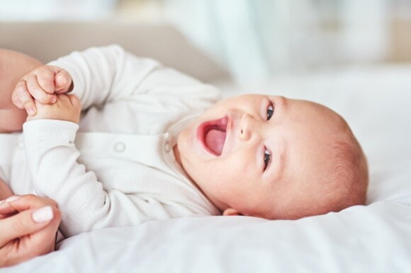 Los hitos del desarrollo de un bebé de 6 meses Bebé de 6 meses sonriendo