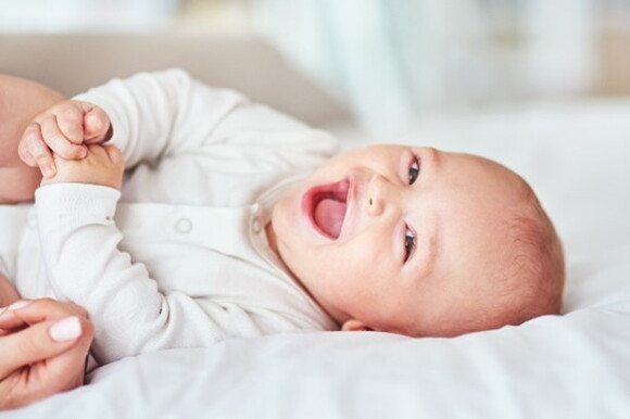 Bebé de 6 meses sonriendo