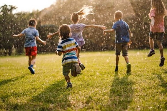 Tener hábitos de higiene para niños les permite desarrollo cognitivo y social. Niños corriendo en un parque.