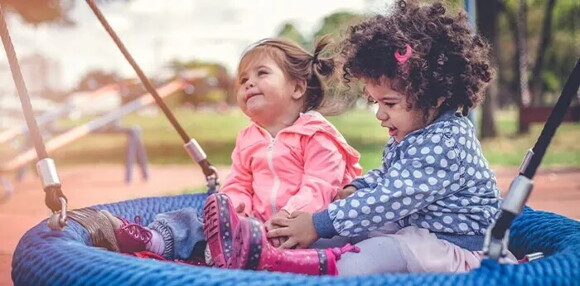 El coche para bebés permite que los niños socialicen con los demás. Dos bebés en el parque jugando.