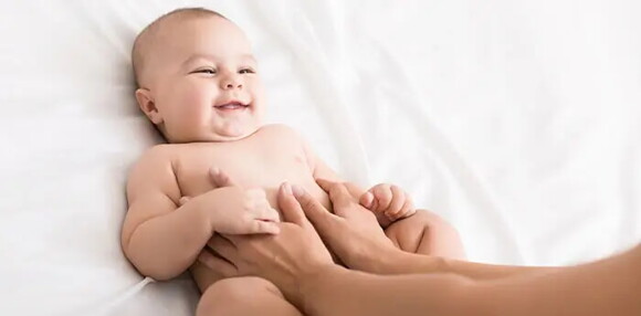 Conoce la importancia de la interacción con su entorno. Bebé de cuatro meses sonriendo.