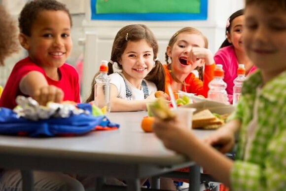 Niños comiendo en la mesa los probióticos saludables.