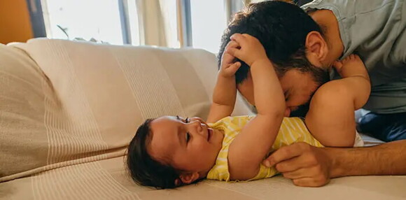 Actividades y juegos para tu bebé de cinco meses. Papá jugando con su bebé de cinco meses.