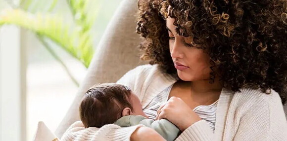 El momento de la lactancia materna genera dudas a la mamá primeriza. Mamá primeriza lactando a su bebé.