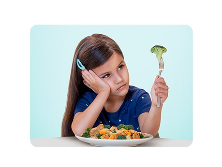 Niña comiendo vegetales Niña comiendo vegetales
