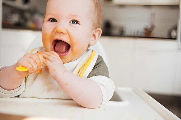 Bebé comiendo papilla como alimento sólido