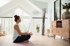 Conoce porqué puedes quedar embarazada sin ovular mujer que quiere quedar embarazada meditando