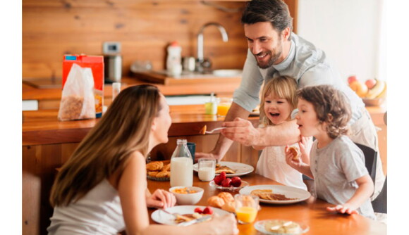 La alimentación en familia es una actividad ideal para incluir a los niños Crea recetas en la que incluyas a tus hijos
