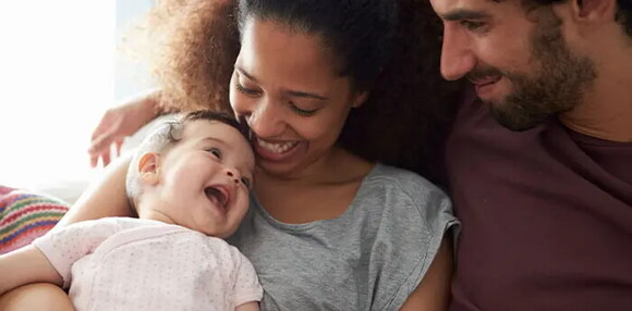 Primeras palabras de un bebé de 5 meses. Bebé de cinco meses sonriendo con sus papás.