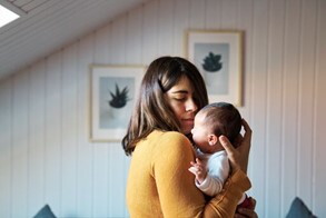 Mamá aliviando el hipo de su bebé recién nacido