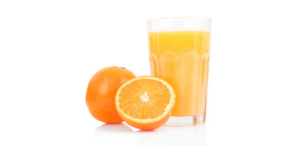 Los jugos son ideales para darles la fruta más fácil a los bebés. Vaso de jugo de naranja.