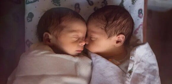 Gemelos y mellizos son algunos de los tipos de embarazo múltiple que existen. Gemelos durmiendo.
