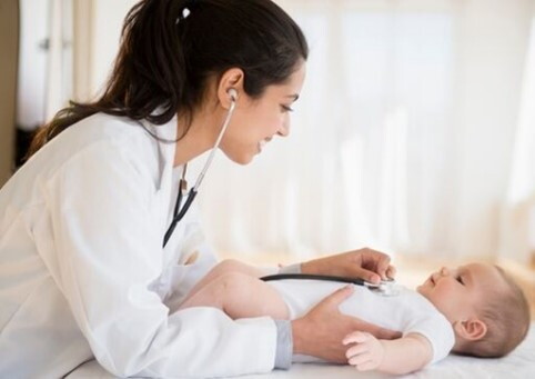 Doctora siguiendo el tratamiento de la varicela en bebés