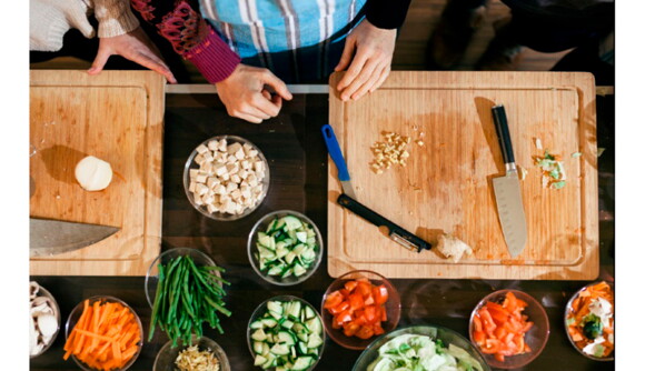 Hay varios alimentos ricos en hierro que puedes usar en tus recetas Existen muchas alternativas para incorporar alimentos ricos en hierro